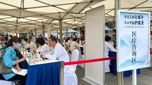 市民親手體驗制作香囊，醫院十年如一日提供大型中醫咨詢服務